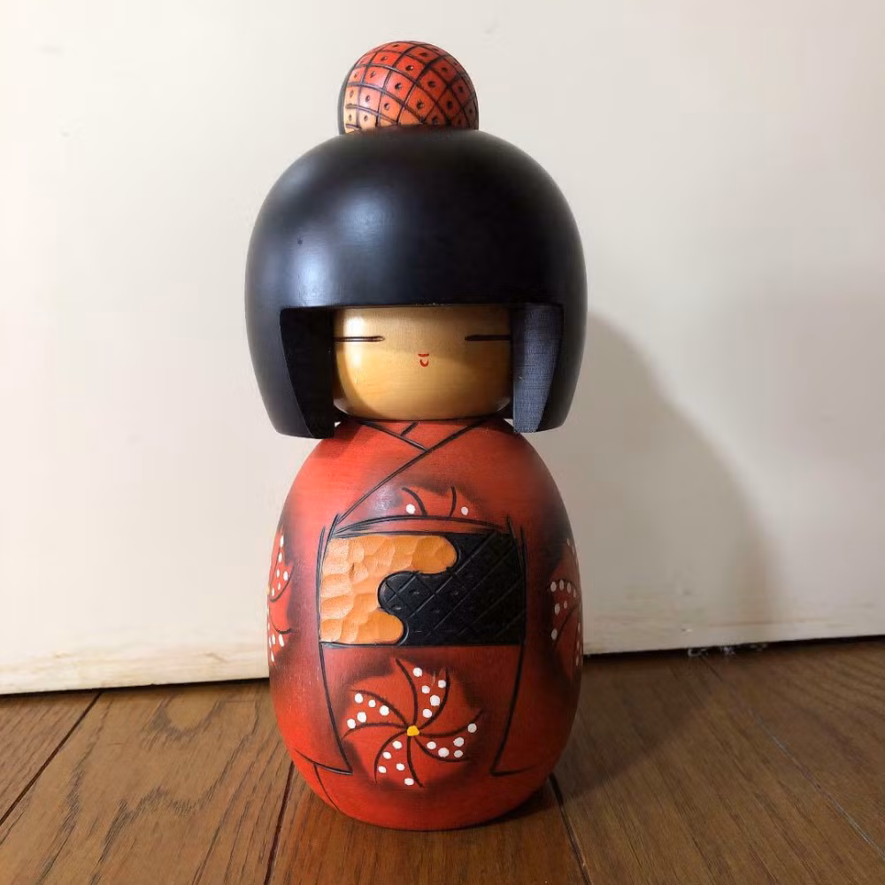 Búp bê Kokeshi có phần thân mang hình dạng một khúc cây đơn giản, không có tay chân, phần đầu lớn, có vẽ mặt đơn giản bằng một vài vạch sơn mỏng.
