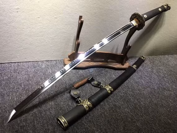 Trước khi katana được chế tạo, các samurai Nhật Bản đã được trang bị một loại kiếm gọi là tachi (thái đao). Xuất hiện vào khoảng thế kỷ thứ 10, đến cuối thế kỷ 16, kiếm tachi phát triển thành hai loại kiếm katana và odachi.