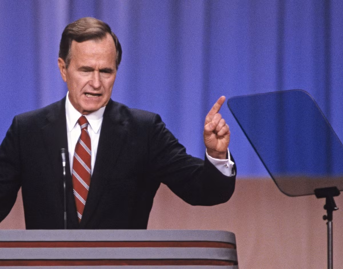 5. George H. W. Bush (Bush "cha", 1924-2018, Đảng Cộng hòa) là Phó Tổng thống Mỹ thứ 43. Nhiệm kỳ Phó Tổng thống của ông kéo dài từ ngày 20/1/1981 – 20/1/1989, dưới thời Tổng thống Ronald Reagan.