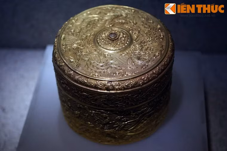 Hình chim phượng trang trí trên hộp trầu bằng vàng thời Nguyễn, niên hiệu Minh Mạng thứ 5 (1824). Về mặt tạo hình, phượng hoàng là sự kết tinh vẻ đẹp và sự mềm mại thanh lịch duyên dáng của các loài chim khác nhau, nổi bật là công và trĩ.