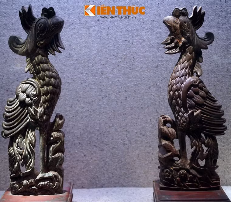 Cặp phượng chầu bằng gỗ, thời Lê Trung Hưng, thế kỷ 17 - 18. Có truyền thuyết mô tả cơ thể của chim phượng tương ứng với các thiên thể: Đầu của nó là bầu trời, mắt là mặt trời, lưng là mặt trăng, chân là trái đất, đuôi là các hành tinh. Do đó, phượng hoàng là sự liên kết giữa con người và vũ trụ.