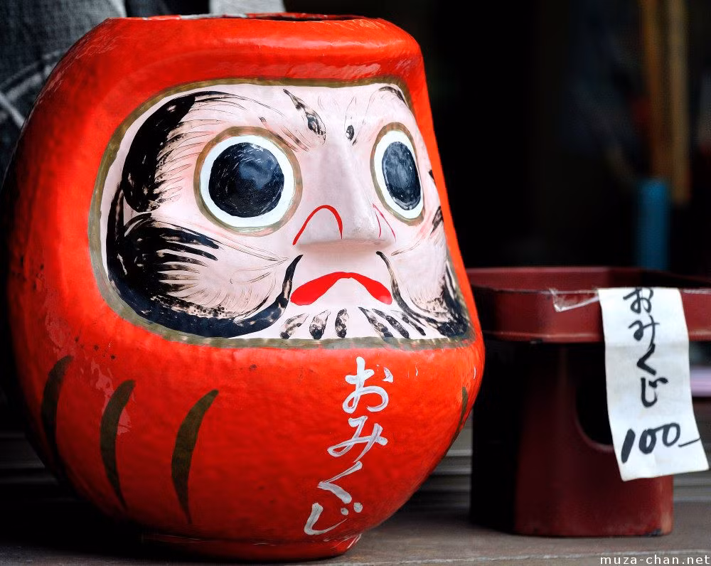 Giống như con lật đật, Daruma tròn xoe, có phần dưới nặng, phần trên nhẹ nên giữ thăng bằng rất tốt. Dù bị xô đẩy hay quăng quật thế nào thì nó cũng trở về dáng đứng thẳng ban đầu. Vì vậy búp bê Daruma còn được coi là biểu tượng cho sự phục hồi.