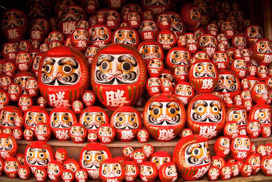 Và khi toại nguyện, chủ nhân búp bê Daruma mới vẽ nốt con mắt còn lại cho nó như một sự đền đáp...