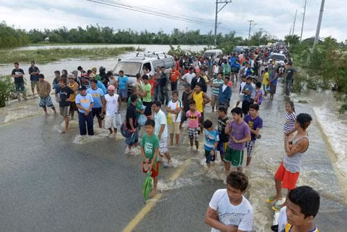 Một người đàn ông khác thiệt mạng vì bị điện giật và 2 trẻ em ở tỉnh Bulacan thiệt mạng vì chết đuổi do lũ lụt hoành hành trên diện rộng.