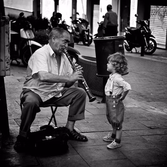 Ảnh chụp lúc 12 giờ trưa mang tên "Âm nhạc đường phố" của nhiếp ảnh gia Joan Vendrell, Tây Ban Nha.