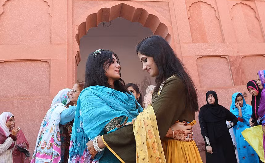 Các tín đồ Hồi giáo ăn mừng lễ Eid al-Adha tại thánh đường lịch sử Badshahi ở Lahore, Pakistan