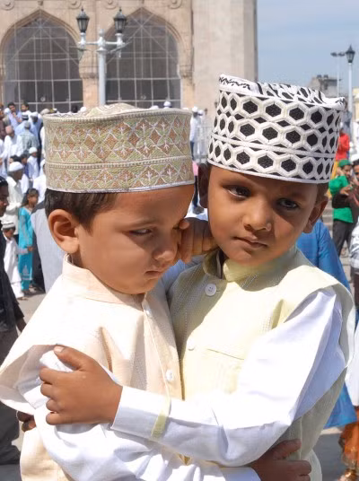 Một cử chỉ chào hỏi trong lễ Eid al-Adha ở Eid Gah, Hyderabad, Ấn Độ.