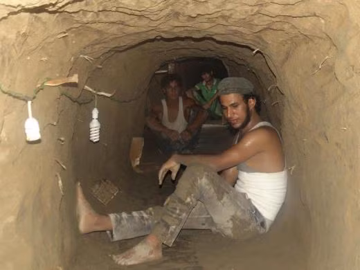 Không chỉ trở thành nơi trú ẩn của phiến quân Syria, các hang động còn trở thành "ngôi nhà mới" của nhiều dân thường. Trong ảnh là 3 người đàn ông Syria ngồi nghỉ sau những giờ miệt mài đào hầm và hang trú ẩn sau trong lòng núi ở Deir al-Zor ngày 14/10.