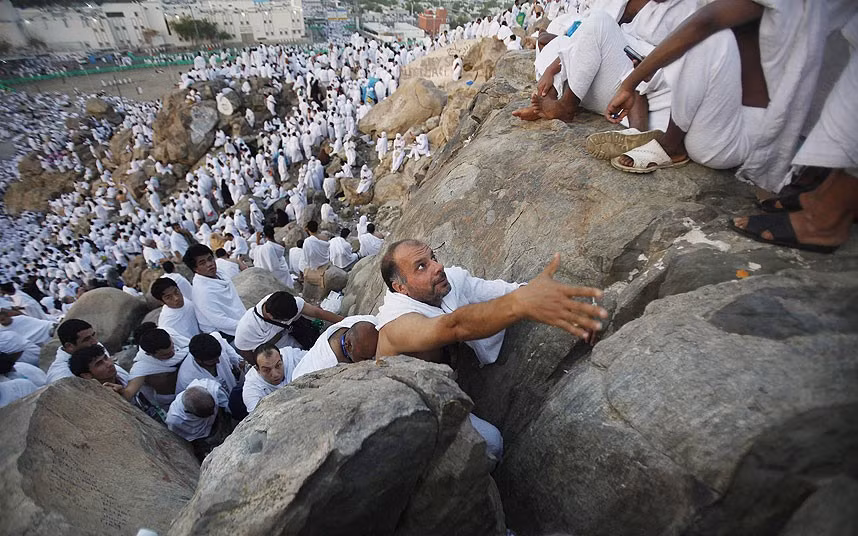 Các tín đồ Hồi giáo leo lên Núi Mercy ở vùng đồng bằng Arafat. Người hành hương Hồi giáo cầu nguyển ở đỉnh núi này vào ngày thứ 2 của lễ Haji.