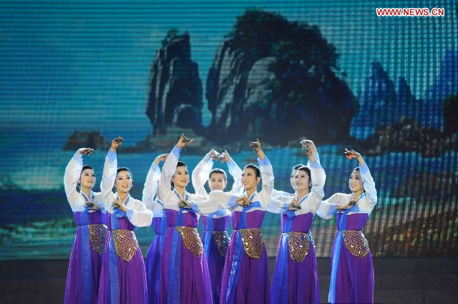 Các mỹ nữ Triều Tiên xinh đẹp, thướt tha trên sân khấu thành phố Đan Đông, Trung Quốc ngày 10/10.