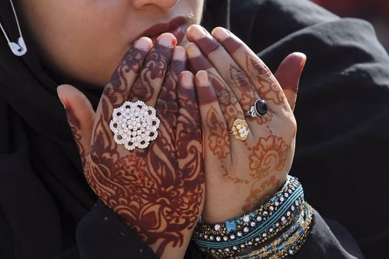 Một tín đồ người Pakistan cầu nguyện ở Thánh đường Badshahi ở Lahore.