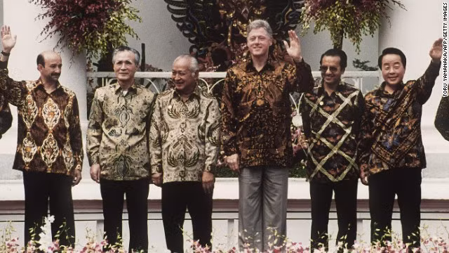 Trong Diễn đàn APEC lần thứ 2 năm 1994 tại Bogor, các nhà lãnh đạo cũng diện áo truyền thống của Indonesia.