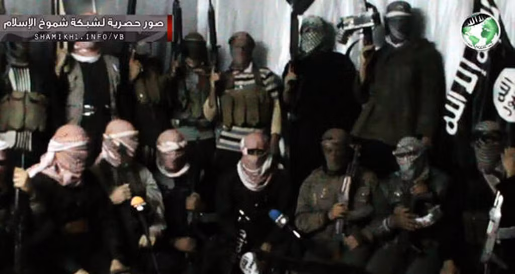 Abu Muhammad al Julani là thủ lĩnh của Mặt trận al-Nusra – nhóm chiến binh nổi dậy liên kết với al-Qaeda được mệnh danh là mạnh và hiếu chiến bậc nhất ở trong hàng ngũ đối lập Syria. Có rất ít thông tin về y. Tháng 5 năm nay, Mỹ đã đưa tên y vào danh sách những tên khủng bố đặc biệt khét tiếng toàn cầu.