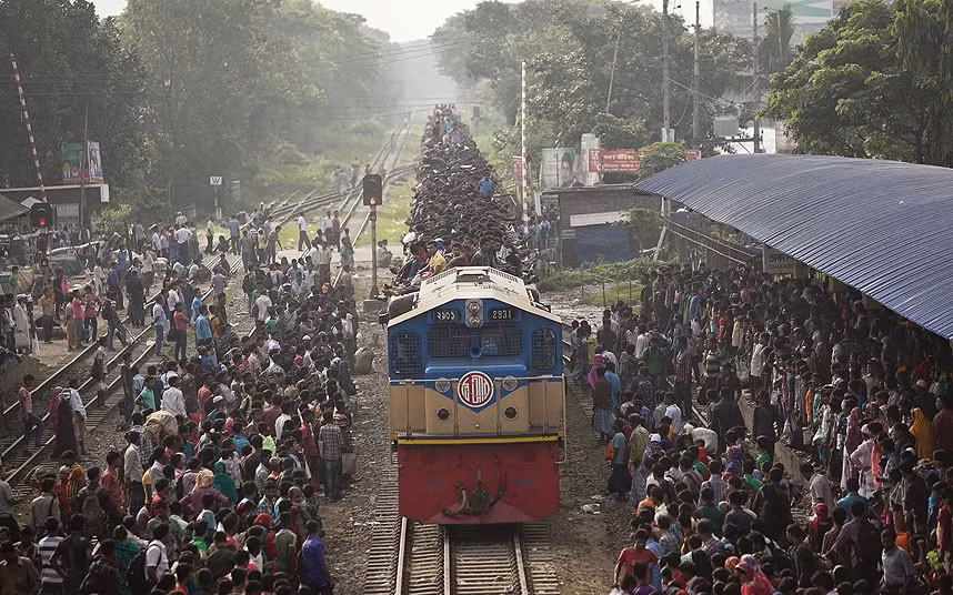 Tín đồ Hồi giáo Bangladesh ở Dhaka chen nhau lên tàu về nhà trong dịp lễ Eid al-Adha.