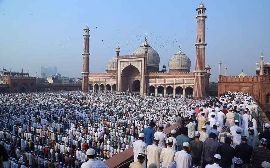 Tín đồ Hồi giáo Ấn Độ cầu nguyện trong lễ Eid al-Adha tại Thánh địa Jama Masjid, ở New Delhi.