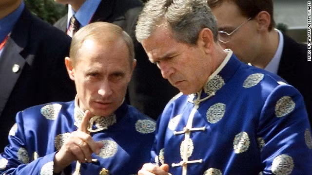 Tổng thống Nga Putin và cựu Tổng thống Mỹ George W. Bush diện trang phục truyền thống của Trung Quốc khi tham dự APEC năm 2001 tại Thượng Hải, Trung Quốc.