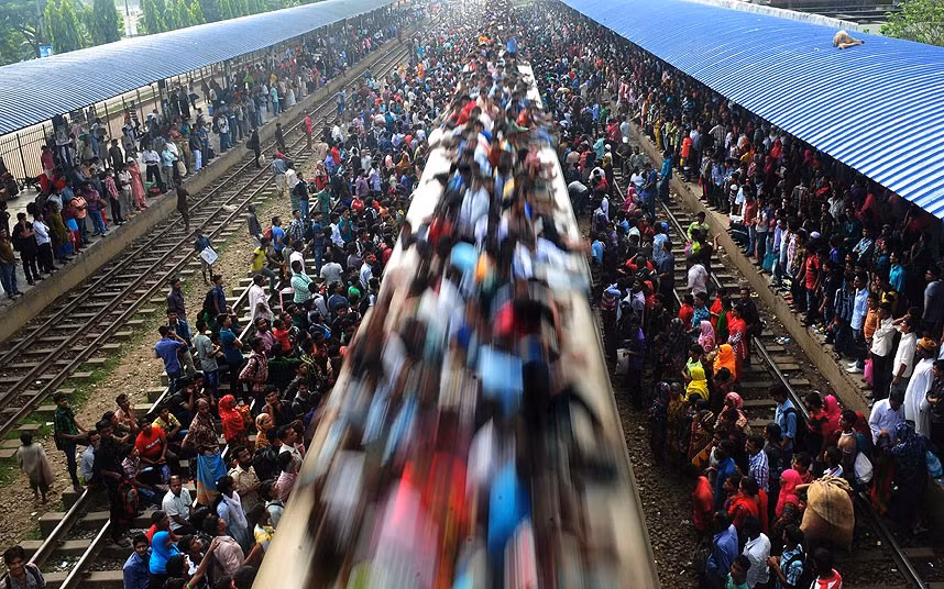 Tàu quá tải đến mức nhiều người Bangladesh phải ngồi lên nóc tàu hỏa rất nguy hiểm để về nhà trong lễ Eid al-Adha.