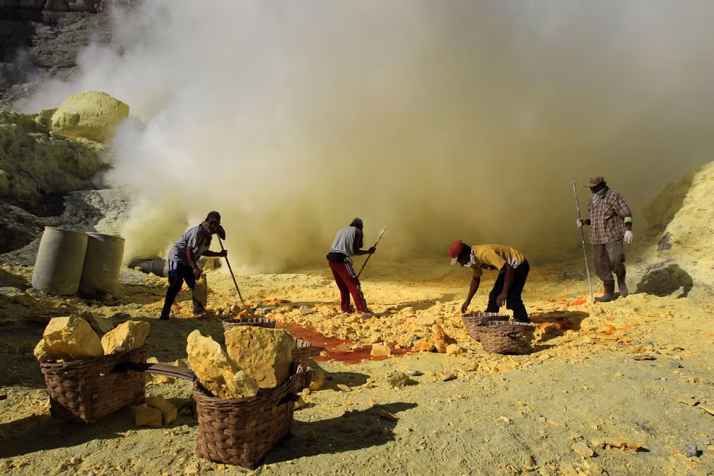 Các công nhân mỏ đang nhặt các tảng lưu huỳnh chuẩn bị mang xuống núi.