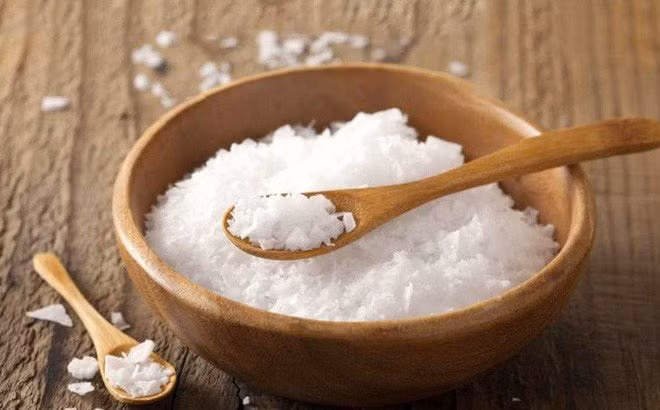 Muối. Bạn vẫn thường thắc mắc vì sao nhiều người rắc muối sau khi cúng ngoài sân hay các góc đường? Vì muối có tác dụng diệt khuẩn, trừ tà,… nên ma quỷ rất sợ. Trong các ngày xá tội vong nhân nhiều nhà cũng hay rắc muối vào các góc xó căn nhà để xua đuổi ma quỷ trú ngụ hoặc để các lọ muối ở các góc nhà giúp giải tỏa các âm khí. 