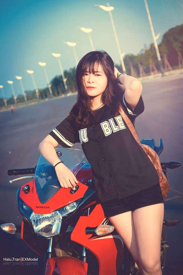 Theo tìm hiểu, cô gái xinh đẹp này là Đỗ Thị Trà My, 17 tuổi và đang là học sinh cấp 3, học tập và sinh sống tại thành phố Quảng Ngãi.