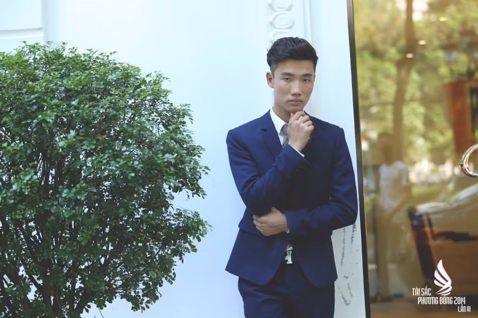 Nguyễn Lương Chí sinh năm 1994, đang là sinh viên lớp 513110A - Khoa kiến trúc công trình, Đại học Phương Đông.
