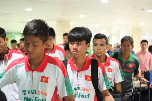 Thứ hai, các cầu thủ Công Phượng, Tuấn Anh, Xuân Trường năm nay đã qua tuổi 19, vừa được chuyển lên U21 nên đã không còn nằm trong tiêu chí tuyển chọn, đánh giá của The Guardian. Còn về lối chơi, hiệu quả, Thanh Hậu từ lâu đã được xem là một "vũ khí bí mật" của U19 Việt Nam.