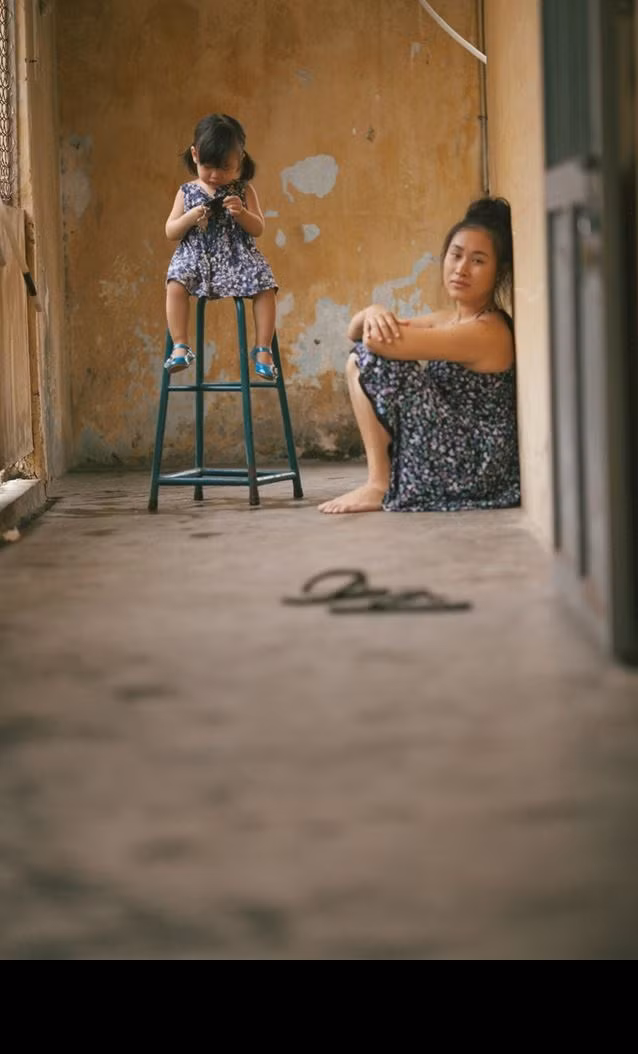 Bộ ảnh được thực hiện với sự hợp tác của 2 "diễn viên" là Aimee Phan (mẹ) và bé Nami Phan (con), chụp tại một khu chung cư thuộc Quận 4, TP HCM. Ngoài những bức ảnh, khung hình giản dị mà giàu cảm xúc ra, "Gà Mái" còn kể lại một câu chuyện có thật mà hai nhân vật chính là mẹ con Aimee và Nami.