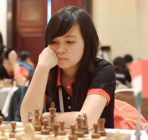 Mai Hưng cùng đội tuyển quốc gia giành huy chương đồng ASIAD 2010. Năm 2011 tại Giải Cờ vua đồng đội nữ thế giới (dành cho các đội tuyển nữ xuất sắc) ở Thổ Nhĩ Kỳ, đội tuyển Việt Nam chỉ xếp thứ 7. Tuy nhiên Mai Hưng giành được huy chương đồng cá nhân bàn 3. Mai Hưng có tên trong đội tuyển Việt Nam dự Olympiad cờ vua từ năm 2010. Cuối năm 2012, cô đại diện cho Việt Nam ở lứa tuổi U18 nữ tại Giải vô địch cờ vua thế giới. Cô xếp hạng 4 chung cuộc, đồng điểm với kỳ thủ huy chương đồng nhưng kém hệ số phụ.