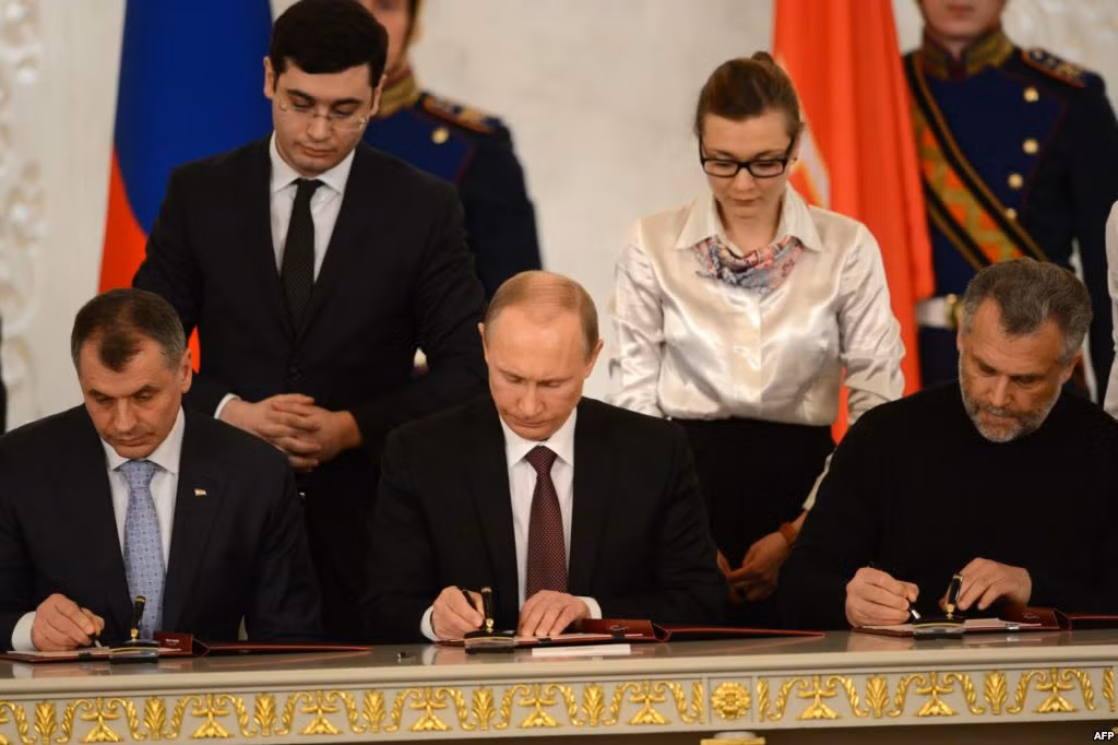 Tổng thống Putin cùng lãnh đạo Crimea và Sevastopol ký hiệp ước sáp nhập.