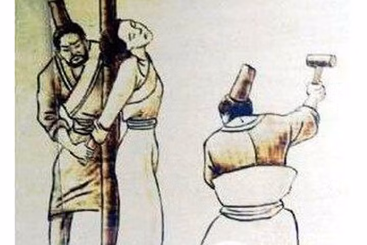  U bế thuật: Hình phạt dùng chày gỗ đập và bụng và ngực của họ, mục đích là để tử cung tổn thương nghiêm trọng, từ đó phế bỏ vĩnh viễn khả năng sinh dục của người phạm tội.