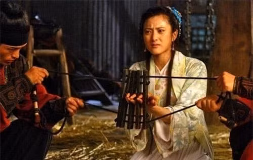  Tỏa âm thuật: Hình phạt này dùng để chỉ hành động khâu kín âm hộ của phụ nữ phạm tội ngoại tình bằng kim và chỉ. Tuy nhiên, hình phạt này quá đau đớn và kinh khủng nên không được sử dụng chính thức mà chỉ lưu truyền trong dân gian. Để chứng thực cho hình phạt này, ở Hào Châu, An Huy, Trung Quốc vẫn còn một tòa nhà cổ chuyên để thực hiện hình phạt này gọi là "Tỏa âm lâu".