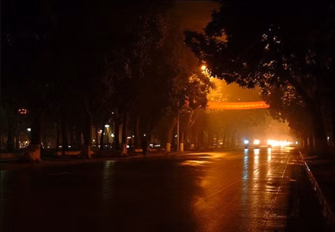 Đã có thực nghiệm bằng cách cho những giọt nước bám trên bề mặt thấu kính, có ánh sáng hắt ra từ phía xa, tùy góc độ máy ảnh với giọt nước mà hiệu ứng ánh sáng, độ nhòe, màu sắc phản chiếu ánh đèn mà thành màu khác nhau.