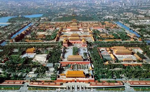 Nhìn từ bố cục của kiến trúc Cố Cung có thể chia thành hai phần: Ngoại triều (tiền triều) và nội đình (hậu cung).