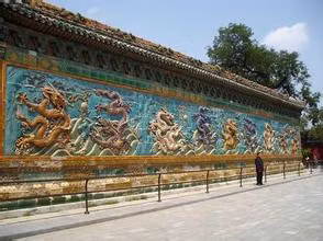 Cửa trước của các cung đều xây một bức tường lưu li, vừa tạo sự kín đáo cho nội cung, vừa tạo cảm giác thâm nghiêm huyền bí. Tiếc là thời Gia Khánh nhà Thanh, Tây lục cung đã bị chỉnh sửa lại quy mô nên đã phá hỏng mất sự đối xứng chặt chẽ vốn có.