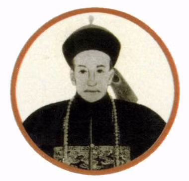 Hòa Thân tự Trí Trai, họ Nĩu Hỗ Lộc Thị, người Chính Hồng Kì, Mãn Châu. Sinh năm 1750 tức năm thứ 15 đời Càn Long. Gia thế nhà Hòa Thân tuy không hiển hách song cũng là gia tộc quân công. Ông tổ 5 đời Ni Nha Cáp Nạp Ba Đồ Lỗ đã lập chiến công khi nhà Thanh tiến vào Trung Nguyên và được phong tam đẳng kinh xa đô úy. Hòa Thân là một sủng thần được Càn Long vô cùng ưu ái, nhưng ông ta cũng là một quan tham vô độ nổi tiếng trong lịch sử Trung Quốc.