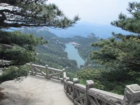 Lời giải thích tường tận này đã khiến Hoàng Thái Cực cảm thấy mừng rỡ vô cùng, trong đầu ông suy ngẫm: “Thế đất Rồng bay Phượng múa chính là Phúc địa, nghĩ lại đúng là thiên tạo cát nhưỡng".Thái tổ vốn đã có ý nguyện, Ngài đã đặt cho núi là Thiên Trụ, cái tên này chính là cột chống trời trong thần thoại cổ đại. Nếu lấy thế "cát nhưỡng" này làm vạn năm cát địa cho Thái tổ, sẽ đảm bảo cho giang sơn Đại Thanh ta vững chắc, vạn thế bất tuyệt.