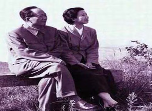 Mùa xuân năm đó, đoàn kịch cứu quốc Thượng Hải kết hợp với đoàn hí kịch Diên An diễn vở kịch nói” Máu tế Thượng Hải”, Lam Bình cũng tham gia diễn xuất. Sau buổi biểu diễn, bộ truyền thông Trung ương đã mở tiệc thiết đãi toàn thể diễn viên. Lam Bình cũng dự tiệc và lần đầu gặp Mao Trạch Đông.