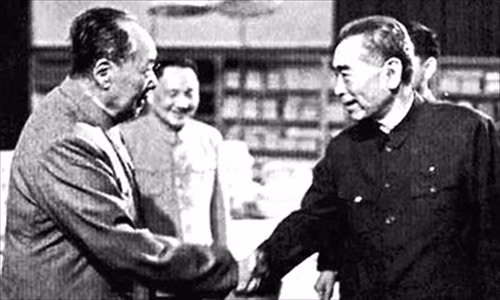 Tôi đành phải sang phòng khác ngồi đọc sách, xem báo. Sau này tôi mới biết, họ thảo luận về việc kết hôn của tôi với Giang Thanh. Ảnh: Sihanouk (giữa) cùng với Mao Trạch Đông (trái) và Chu Ân Lai tại Bắc Kinh năm 1970. Tôi cũng biết, Chu Ân Lai đã bày tỏ rõ quan điểm không đồng ý. Nhưng Đảng có nguyên tắc thiểu số phục tùng đa số, nên cuối cùng Trung ương Đảng vẫn đồng ý chuyện hôn sự này. Tôi và Giang Thanh đã kết hôn ở Diên An". Ảnh: Mao Trạch Đông và Chu Ân Lai.