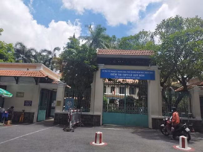 Thi sinh TPHCM ngat xiu tai phong thi, test nhanh phat hien duong tinh nCoV