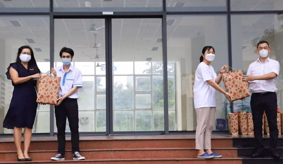 Am long nhung phan qua cho sinh vien xa nha mua dich COVID-19-Hinh-2