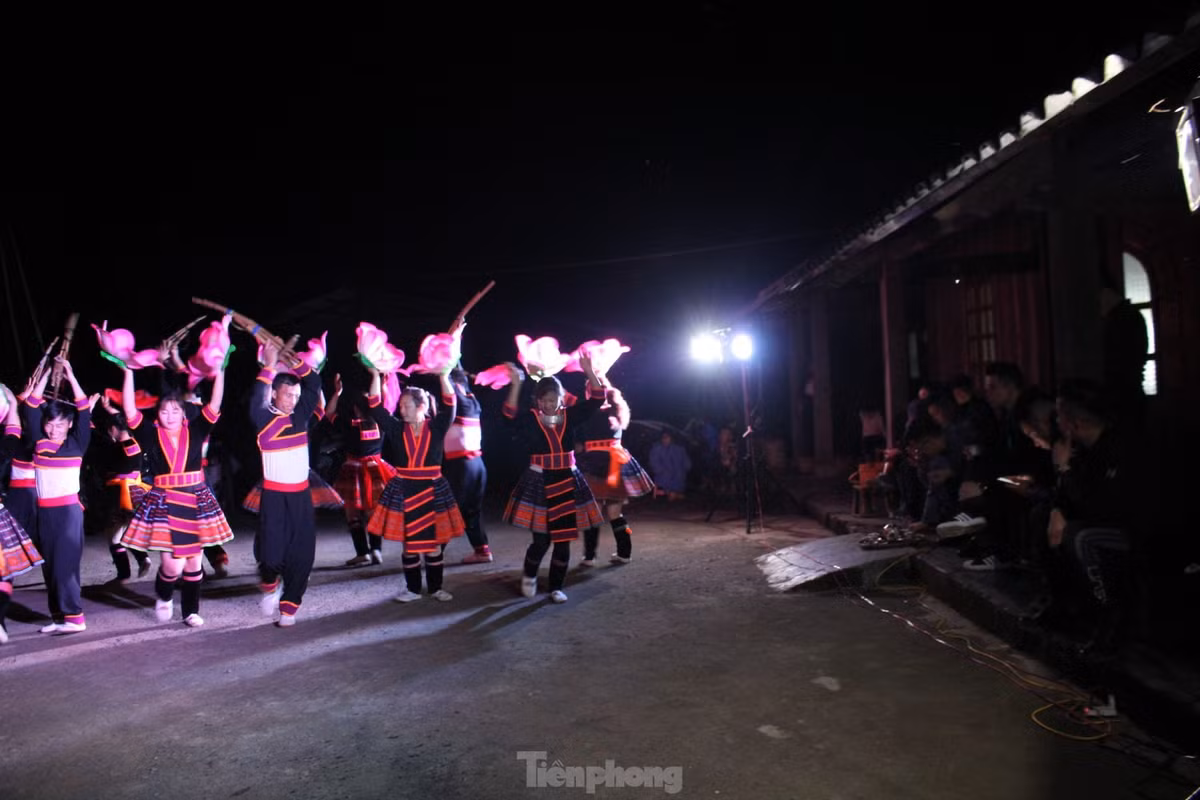 Tới du lịch Sin Suối Hồ, du khách sẽ được đắm chìm trong không gian văn hóa, nghệ thuật độc đáo của bà con người Mông nơi đây.