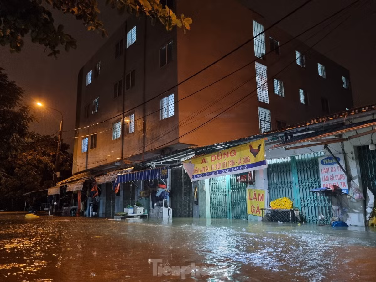 Đường Phong Bắc 15 (quận Cẩm Lệ) bị nước tấn công từ cuối chiều. (Ảnh: Thanh Trần)