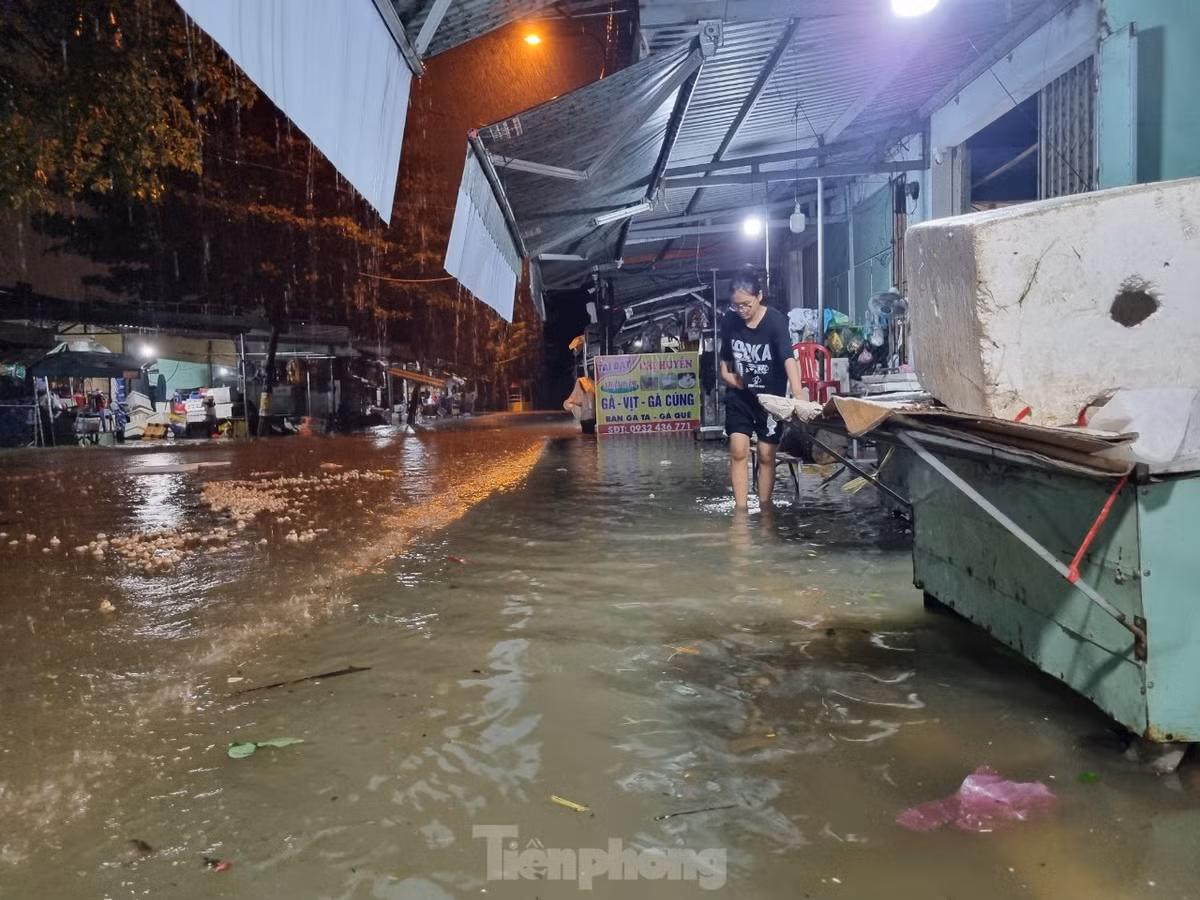 Các tuyến đường đã biến thành sông trong đêm.