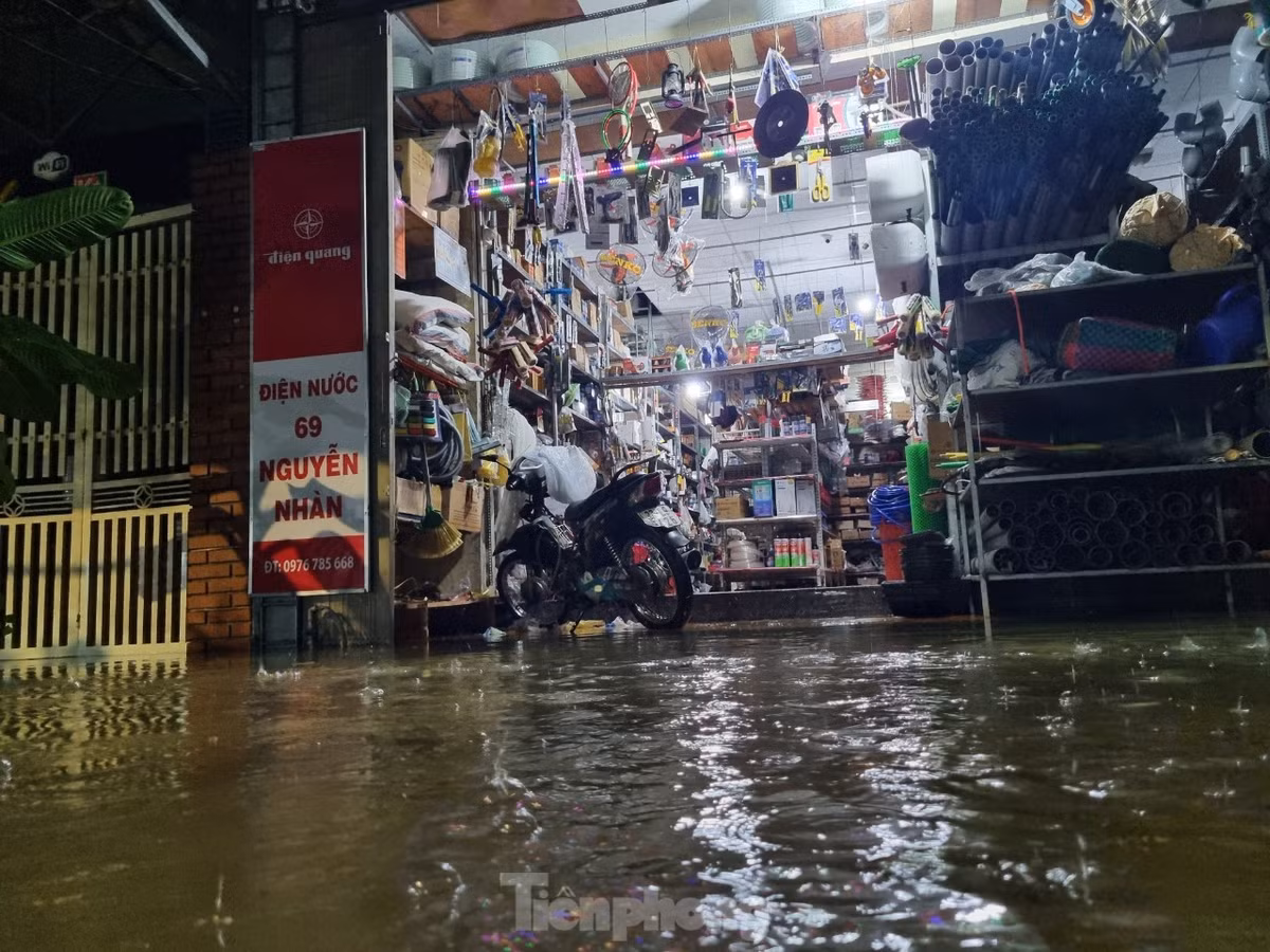 Những hộ kinh doanh buôn bán "bó gối" vì nước bủa vây.