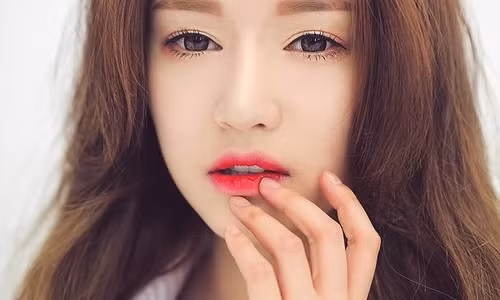 Mẹo đánh son lòng môi. Đánh lừa thị giác người đối diện với tuyệt chiêu tô son lòng môi. Bí kíp này sẽ giúp bạn tạo cảm giác có đôi môi dày, có sức sống hơn. Áp dụng cách đánh son ombre chưa khi nào hết hot, kể cả những ngày mùa hè nóng bức. Bạn có thể chọn cho mình 2 màu son cùng tông để tạo nên sự uyển chuyển về màu sắc, giúp đôi môi thêm quyến rũ hơn.