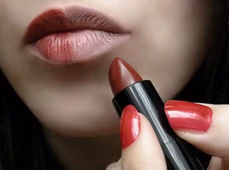 Đừng quá trông chờ vào các loại son bền màu và không phai. Lý do chính để bạn nên tránh sử dụng hoặc lạm dụng quá nhiều các loại son bền màu như son không phai là vì trong các loại son này thường có các thành phần giữ màu. Nếu sử dụng lâu ngày và thường xuyên lạm dụng sẽ dẫn đến tình trạng thâm và khô môi của bạn.