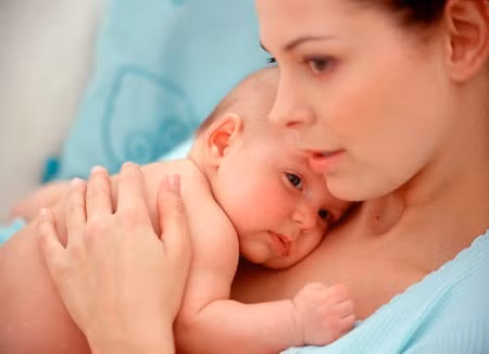 Đau ngực: Có thể do ngực bị nhiễm trùng hoặc cơ ngực bị căng vì phải gắng sức khi chuyển dạ. Tuy nhiên, nó cũng có thể là dấu hiệu của tắc mạch phổi và không thể lơ là. Nếu bạn bị đau ngực, thở ngắn và ho, bạn cần nhập viện khẩn cấp.