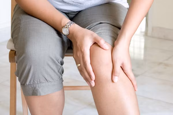 Đau bắp chân: Có thể do nghẽn tĩnh mạch (hoặc nghẽn huyết quản). Đó là hiện tượng máu vón cục ở tĩnh mạch (hoặc huyết quản) và có khả năng nguy hiểm đến sức khỏe. Một số trường hợp, người mẹ còn tăng thân nhiệt, vùng bắp chân sưng và đỏ.