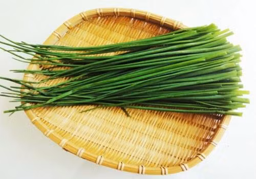 Hẹ. Hẹ dùng chữa chứng mộng tinh, di tinh, viêm tiền liệt tuyến. Hẹ chứa nhiều axit folic, một hoạt chất giúp tăng số lượng tinh trùng ở những nam giới có mức Folate trong cơ thể giảm.