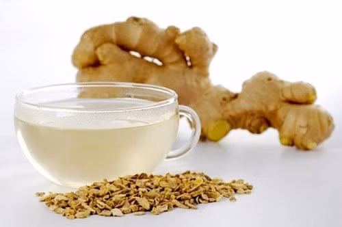 Dùng tinh dầu gừng xoa vào tóc từ gốc đến ngọn mỗi ngày sẽ có tác dụng rất tốt trong việc chống rụng tóc và mang lại cho chị em cảm giác dễ chịu.